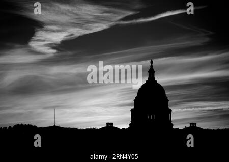 WASHINGTON DC, USA - Die Sonne hinter der Silhouette der Dom des US Capitol Building (Kongress) in Washington DC, wodurch die Leuchten aufleuchten. Stockfoto