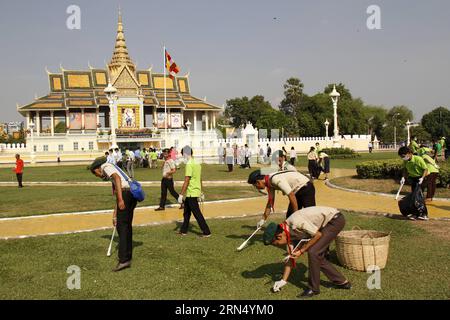 (150605) -- PHNOM PENH, 5. Juni 2015 -- kambodschanische Freiwillige sammeln Müll vor dem Königlichen Palast, um den Weltumwelttag in Phnom Penh, Kambodscha, 5. Juni 2015 zu feiern. Der Weltumwelttag wird jedes Jahr am 5. Juni begangen, um das globale Bewusstsein für positive Umweltmaßnahmen zum Schutz der Natur und der Erde zu schärfen. Das Thema dieses Jahres ist Sieben Milliarden Träume. Ein Planet. Mit Vorsicht konsumieren . ) KAMBODSCHA-PHNOM PENH-WORLD UMWELT TAGESMÜLL SAMMLUNG Sovannara PUBLICATIONxNOTxINxCHN Phnom Penh 5. Juni 2015 kambodschanische Freiwillige sammeln Müll vor dem Königlichen Palast zu Mark World Stockfoto