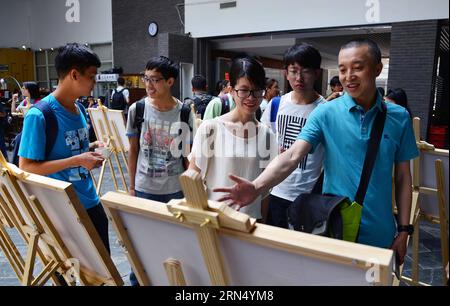 (150605) -- PEKING, 5. Juni 2015 -- der Fotograf Guo Liang (1. R) vom Images Biodiversity Expedition Institute (IBE) stellt Fotos vor, die während der dreijährigen wissenschaftlichen Untersuchung in Sanjiangyuan an der Peking-Universität in Peking, Hauptstadt Chinas, am 5. Juni 2015 aufgenommen wurden. Die Sanjiangyuan-Region liegt auf einer durchschnittlichen Höhe von 4.000 Metern in der nordwestlichen chinesischen Provinz Qinghai und ist die Wiege der Flüsse Yangtze, Gelb und Lancang und auch ein Paradies für Hirten und Wildtiere. Eine dreijährige wissenschaftliche Untersuchung der Biodiversität von Sanjiangyuan, die 2012 begonnen wurde, hat mindestens 42 ergeben Stockfoto