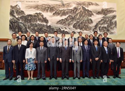 Delegierte des Fünften China-Japan-Finanzdialogs posieren für ein Gruppenfoto in Peking, der Hauptstadt Chinas, am 6. Juni 2015. Der Dialog fand am Samstag in Peking statt, nachdem sich die Verhandlungen wegen der schlechten Beziehungen um etwa zwei Jahre verzögert hatten. ) (wf) CHINA-PEKING-JAPAN-FINANCE DIALOGUE (CN) LixXin PUBLICATIONxNOTxINxCHN Delegierte des Fünften China Japan Finance Dialoges posieren für ein Gruppenfoto in Peking Hauptstadt von China Juni 6 2015 der Dialog Was Held in Peking AM Samstag nach etwa zwei Jahren Verzögerung aufgrund von Sour Relations WF China Beijing Japan Finance Dialogue CN LixXin PUBLICATIONxNOTxINxCHN Stockfoto
