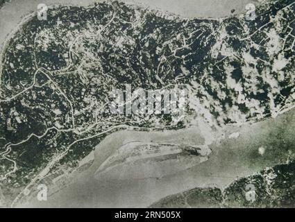 Dieses kopierte Foto aus dem Jahr 1940 zeigt eine Luftaufnahme der Stadt Chongqing, nachdem sie von japanischen Bombern in die Luft geschlagen wurde. Am 5. Juni 2015 veröffentlichte das Beibei District Archive eine Reihe von Fotos, die die Zerstörung von Chongqing und die Not der Menschen in der Stadt während des antijapanischen Krieges aufzeichneten. Von Februar 1938 bis Dezember 1943 verübten japanische Aggressoren Terroranschläge gegen Chongqing und seine angrenzenden Gebiete mit über 11.500 Bomben, hauptsächlich Brandbomben, wobei Zehntausende Zivilisten getötet wurden. () (WF) CHINA-CHONGQING-ANTI-JANPANESE WAR-DOCUMENT (CN) XINHUA PUBLICAT Stockfoto