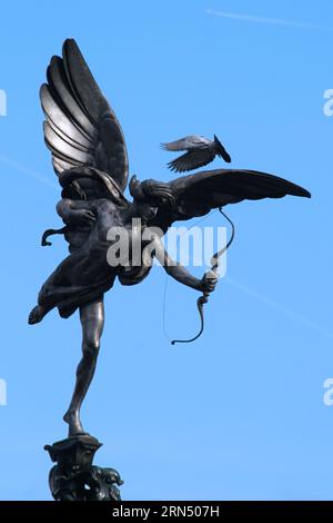 Der griechische Gott Anteros auf der Spitze pf der Shaftesbury Memorial Fountain im Piccadilly Circus in London. Es wurde von lfred Gilbert im Jahr 1885 geschaffen. Stockfoto