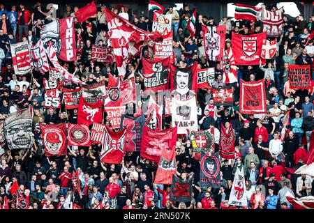 ENSCHEDE - Fans des FC Twente während des Play-offs der UEFA Conference League zwischen dem FC Twente und Fenerbahce SK im Stadion de Grolsch Veste am 31. August 2023 in Enschede, Niederlande. ANP VINCENT JANNINK Stockfoto