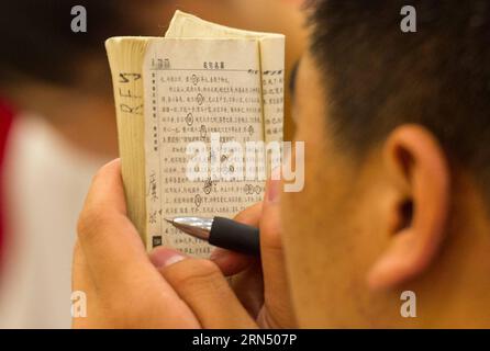 (150606) -- CHONGQING, 6. Juni 2015 -- Ein Student bereitet sich auf die kommenden nationalen Hochschuleintrittsprüfungen in der Halle eines Hotels im Bishan District von Chongqing, Südwestchina, am 6. Juni 2015, einen Tag vor den Prüfungen vor. Etwa 1300 Schüler der Laifeng High School besuchten die Prüfung am 7. Und 8. Juni im Bezirk Bishan, einem 20 Kilometer von ihrer Schule entfernten Ort. Daher buchten die meisten Schüler Hotels in der Nähe des Prüfungsplatzes und bereiteten sich auf die Prüfung in der letzten Nacht vor. ) (Zkr) CHINA-CHONGQING-COLLEGE ENTRANCE EXAMENSVORBEREITUNG (CN) LiuxChan PUBLICATIONxNOTxINxCHN Chongqing 6. Juni 2015 A Stude Stockfoto