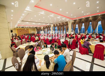 (150606) -- CHONGQING, 6. Juni 2015 -- Studenten bereiten sich auf die kommenden nationalen Hochschuleintrittsprüfungen in der Halle eines Hotels im Bishan District von Chongqing, Südwestchina, am 6. Juni 2015, einen Tag vor den Prüfungen vor. Etwa 1300 Schüler der Laifeng High School besuchten die Prüfung am 7. Und 8. Juni im Bezirk Bishan, einem 20 Kilometer von ihrer Schule entfernten Ort. Daher buchten die meisten Schüler Hotels in der Nähe des Prüfungsplatzes und bereiteten sich auf die Prüfung in der letzten Nacht vor. ) (Zkr) CHINA-CHONGQING-COLLEGE ENTRANCE EXAMENSVORBEREITUNG (CN) LiuxChan PUBLICATIONxNOTxINxCHN Chongqing 6 Juni 2015 Studenten Stockfoto