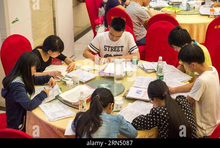 (150606) -- CHONGQING, 6. Juni 2015 -- Studenten bereiten sich auf die kommenden nationalen Hochschuleintrittsprüfungen in der Halle eines Hotels im Bishan District von Chongqing, Südwestchina, am 6. Juni 2015, einen Tag vor den Prüfungen vor. Etwa 1300 Schüler der Laifeng High School besuchten die Prüfung am 7. Und 8. Juni im Bezirk Bishan, einem 20 Kilometer von ihrer Schule entfernten Ort. Daher buchten die meisten Schüler Hotels in der Nähe des Prüfungsplatzes und bereiteten sich auf die Prüfung in der letzten Nacht vor. ) (Zkr) CHINA-CHONGQING-COLLEGE ENTRANCE EXAMENSVORBEREITUNG (CN) LiuxChan PUBLICATIONxNOTxINxCHN Chongqing 6 Juni 2015 Studenten Stockfoto