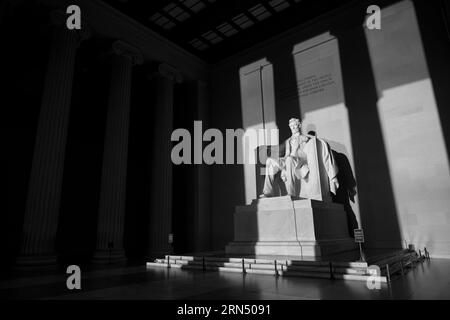 WASHINGTON, DC - um die Zeit des Frühlings- und Herbstequinox herum scheint die aufgehende Sonne während dieser Zeit direkt im Osten auf die Statue von Abraham Lincoln im Lincoln Memorial. Am westlichen Ende der National Mall in Washington DC und neben dem reflektierenden Pool mit Blick auf das US Capitol Building, wurde das Lincoln Memorial 1922 gewidmet und ist eines der berühmtesten Wahrzeichen von Washington DC. Die große Marmorstatue von Abraham Lincoln im Inneren wurde von Daniel Chester French entworfen und von den Gebrüdern Piccirilli geschnitzt. Stockfoto