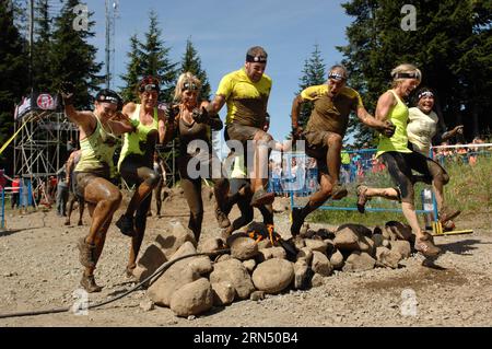 Die Teilnehmer nehmen am 6. Juni 2015 am Hindernisrennen Spartan Race in North Vancouver, Kanada, 2015 Teil. Das Spartan Race besteht aus dem Spartan Sprint (3-Meilen-Hindernisrennen), Trailrennen, Schlammrennen, harten Schlammläufen, Warrior Dash, Speerwurf, Mauerklettern und amerikanische Gladiatoren.) (SP)KANADA-VANCOUVER-SPARTAN-RENNEN SergeixBachlakov PUBLICATIONxNOTxINxCHN-Teilnehmer nehmen an der Spartan Race Obstacle Racing Challenge 2015 in North Vancouver Kanada 6. Juni 2015 Teil Spartan Race besteht aus den Spartan Sprint 3 Mile Obstacle Racing Trail-Rennen Schlamm-Läufe Tough Mudder Runs Wa Stockfoto