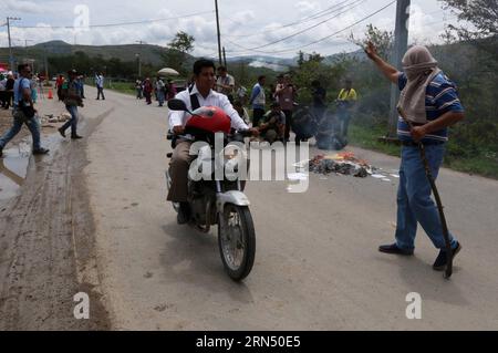 Lehrer des staatlichen Koordinators für Bildungsarbeiter (CETEG) und Eltern der 43 vermissten mexikanischen Studenten der Ayotzinapa-Lehrerausbildungsschule Raul Isidro Burgos von Ayotzinapa nehmen an einer Blockade Teil, um den Eingang der Stimmzettel und anderer Wahlzettel in die Stadt Tixtla zu verhindern; im Bundesstaat Guerrero, Mexiko, am 6. Juni 2015. Javier Verdin) MEXICO-GUERRERO-SECURITY-BLOCKADE e JAVIERxVERDIN PUBLICATIONxNOTxINxCHN Lehrer des Staatlichen Koordinators für Bildungsarbeiter und Eltern der 43 vermissten MEXIKANISCHEN Studenten der Ayotzinapa S Pädagogischen Ausbildungsschule Raul Isidro Burgos Stockfoto