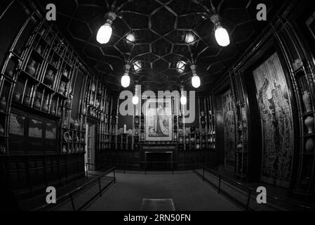 Peacock Room, Freer Gallery of Art, Washington, D.C. Schwarzweißfoto zeigt das Innere mit Töpferregalen, Lampen und einem Gemälde über dem Kamin. Stockfoto