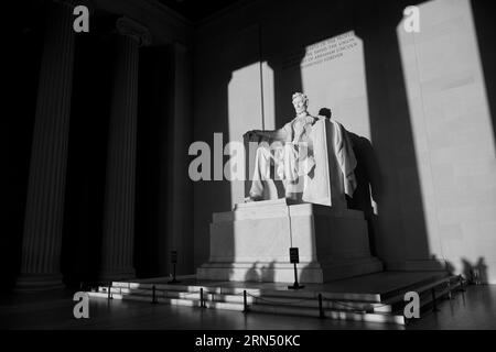 WASHINGTON, DC - um die Zeit des Frühlings- und Herbstequinox herum scheint die aufgehende Sonne während dieser Zeit direkt im Osten auf die Statue von Abraham Lincoln im Lincoln Memorial. Am westlichen Ende der National Mall in Washington DC und neben dem reflektierenden Pool mit Blick auf das US Capitol Building, wurde das Lincoln Memorial 1922 gewidmet und ist eines der berühmtesten Wahrzeichen von Washington DC. Die große Marmorstatue von Abraham Lincoln im Inneren wurde von Daniel Chester French entworfen und von den Gebrüdern Piccirilli geschnitzt. Stockfoto