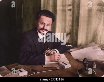 Leon Trotsky an einem Schreibtisch 1917-18. Stockfoto