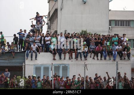 Die Palästinenser jubeln ihr Team während des Fußballspiels zwischen Ittihad Shijaiyah und Khadamat Rafah im Al Yarmouk Stadion in Gaza-Stadt am 7. Juni 2015 an. Ittihad Shijaiyah gewann 3:0. Wissam Nassar) (SP)MIDEAST-GAZA-FUSSBALL-MATCH EmadxDrimly PUBLICATIONxNOTxINxCHN PALÄSTINENSER jubeln ihr Team während des Fußballspiels zwischen Ittihad Shijaiyah und Rafah Football Club AUF DER Al Yarmouk Stage in Gaza City AM 7. Juni 2015 an Ittihad Shimajaiyah gewann 3 0 Wissam Nassar Spiel SP Mideast Gaza Stockfoto