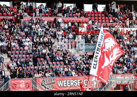 ENSCHEDE - Fans des FC Twente während des Play-offs der UEFA Conference League zwischen dem FC Twente und Fenerbahce SK im Stadion de Grolsch Veste am 31. August 2023 in Enschede, Niederlande. ANP VINCENT JANNINK Stockfoto