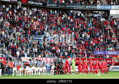 ENSCHEDE - Fans des FC Twente während des Play-offs der UEFA Conference League zwischen dem FC Twente und Fenerbahce SK im Stadion de Grolsch Veste am 31. August 2023 in Enschede, Niederlande. ANP VINCENT JANNINK Stockfoto