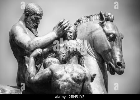 Opferstatue, Arlington Memorial Bridge, Washington DC — Schwarzweißfoto / Opferstatue, Arlington Memorial Bridge, Washington, D.C. Schwarzweißfoto zeigt eine Nahaufnahme der Skulptur mit drei Figuren und einem Pferd vor einem hellen Himmel. Stockfoto