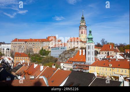 Blick auf die historische Altstadt von Krumlov mit Schloss Schwarzenberg und St. Jodokus-Kirche, UNESCO-Weltkulturerbe, Cesky Krumlov Südböhmen Stockfoto