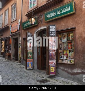 Souvenirladen in der historischen Altstadt von Krumlov, UNESCO-Weltkulturerbe, Cesky Krumlov Südböhmen, Böhmen, Tschechische Republik Stockfoto