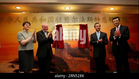 Der chinesische Außenminister Wang Yi (2. R), der chinesische Botschafter in Großbritannien Liu Xiaoming (1. R), der stellvertretende erste Minister Nordirlands Martin McGuinness (2. L) und der persönliche Vertreter (1. L) Peter D Robinson posiert für ein Foto während einer Einweihungszeremonie in Belfast, Großbritannien, am 8. Juni 2015. Wang Yi weihte am Montag Chinas neuestes Generalkonsulat hier in Belfast ein, der Hauptstadt der britischen Region Nordirland. ) (Zjy) GROSSBRITANNIEN-BELFAST-CHINESISCHES GENERALKONSULAT AMTSEINFÜHRUNG HanxYan PUBLICATIONxNOTxINxCHN Chinesische Außenminister Wang Yi Stockfoto