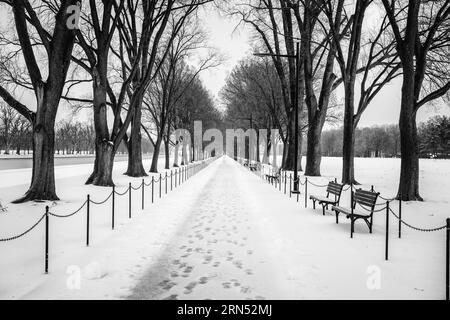 WASHINGTON DC, USA – die National Mall in Washington DC ist während der Wintersaison mit Schnee bedeckt. In dieser berühmten Gegend gibt es zahlreiche historische Sehenswürdigkeiten, darunter das Washington Monument, das Lincoln Memorial und das US Capitol. Der Schnee verleiht der Landschaft eine ruhige und malerische Qualität und zieht Touristen und Fotografen in die Hauptstadt der Nation. Stockfoto