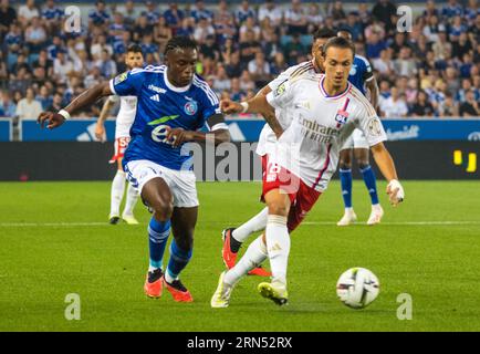 Maxence CAQUERET (Olympique Lyon) (rechts) greift Jeanricner BELLEGARDE (Racing Strasbourg) an Stockfoto