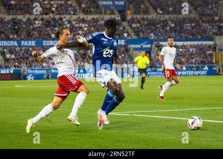 Maxence CAQUERET (Olympique Lyon) links, gegen Gerzino NYAMSI (Racing Strasbourg) Stockfoto
