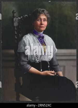 Emmeline Pankhurst. Formales Porträt, Emmeline Pankhurst, drei Viertel lang, im Stuhl sitzend, leicht nach rechts gerichtet mit dem Kopf zur Kamera gerichtet, Stockfoto