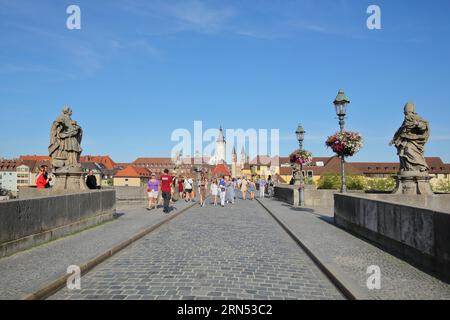 Fußgänger auf der Alten Mainbrücke mit Skulpturen und Blick auf die Altstadt, alte, historische Würzburg, Unterfranken, Franken, Bayern, Deutschland Stockfoto