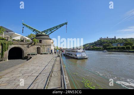 Alter Kran und Passagierschiff auf dem Main mit Blick auf die Festung Marienberg, historisch, Kran, Würzburg, Unterfranken, Franken, Bayern, Deutschland Stockfoto