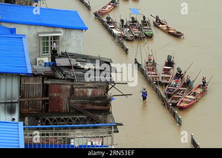 AKTUELLES ZEITGESCHEHEN China: Starke Regenfälle sorgen für Überschwemmungen (150611) -- NANPING, 11. Juni 2015 -- Fischer bringen ihre Boote auf eine überflutete Straße im Shunchang County der Stadt Nanping, südöstliche Provinz Fujian, 11. Juni 2015. Beeinflusst durch sintflutartige Regenfälle am Donnerstag, überflutete der steigende Wasserstand von zwei Zuflüssen des Minjiang River einige Wohngebäude und öffentliche Einrichtungen. )(wjq) CHINA-FUJIAN-SHUNCHANG-FLOOD (CN) ChenxBocai PUBLICATIONxNOTxINxCHN Nachrichten aktuelle Ereignisse China Stärke Regen Pflege für Überschwemmungen 150611 Nanping 11. Juni 2015 Fischer Trans Stockfoto