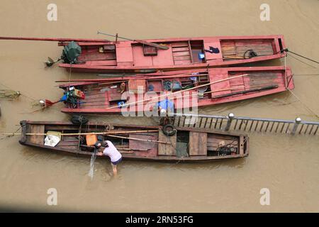 AKTUELLES ZEITGESCHEHEN China: Starke Regenfälle sorgen für Überschwemmungen (150611) -- NANPING, 11. Juni 2015 -- Fischer bringen ihre Boote auf eine überflutete Straße im Shunchang County der Stadt Nanping, südöstliche Provinz Fujian, 11. Juni 2015. Beeinflusst durch sintflutartige Regenfälle am Donnerstag, überflutete der steigende Wasserstand von zwei Zuflüssen des Minjiang River einige Wohngebäude und öffentliche Einrichtungen. )(wjq) CHINA-FUJIAN-SHUNCHANG-FLOOD (CN) ChenxBocai PUBLICATIONxNOTxINxCHN Nachrichten aktuelle Ereignisse China Stärke Regen Pflege für Überschwemmungen 150611 Nanping 11. Juni 2015 Fischer Trans Stockfoto