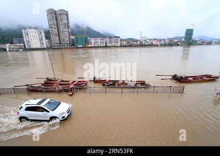 AKTUELLES ZEITGESCHEHEN China: Starke Regenfälle sorgen für Überschwemmungen (150611) -- NANPING, 11. Juni 2015 -- Ein Fahrzeug fährt auf einer überfluteten Straße im Shunchang County der Stadt Nanping, südöstliche Provinz Fujian, 11. Juni 2015. Beeinflusst durch sintflutartige Regenfälle am Donnerstag, überflutete der steigende Wasserstand von zwei Zuflüssen des Minjiang River einige Wohngebäude und öffentliche Einrichtungen. )(wjq) CHINA-FUJIAN-SHUNCHANG-FLOOD (CN) ChenxBocai PUBLICATIONxNOTxINxCHN Nachrichten aktuelle Ereignisse China Stärke Regenfälle Pflege für Überschwemmungen 150611 Nanping 11. Juni 2015 ein Fahrzeugpass AUF einem überfluteten Roa Stockfoto