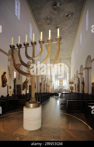 Innenansicht mit Menora des romanischen UNESCO-Kiliansdom, St. Kilian, Dom, Kirchenschiff, Kerzenständer, Würzburg, Unterfranken, Franken Stockfoto