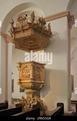 Innenansicht mit Kanzel des romanischen UNESCO-Kiliansdom, St. Kilian, Dom, Würzburg, Unterfranken, Franken, Bayern, Deutschland Stockfoto