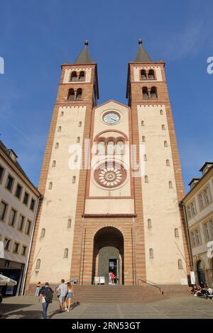 Romanische UNESCO-Kiliansdom, St. Kilian, Dom, Doppeltürme, Fußgänger, Würzburg, Unterfranken, Franken, Bayern, Deutschland Stockfoto