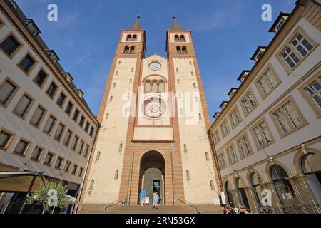 Romanische UNESCO-Kiliansdom, St. Kilian, Kathedrale, Doppeltürme, Fußgänger, Perspektive, Blick nach oben, Würzburg, Unterfranken, Franken Stockfoto