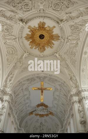 Innenansicht mit Deckenfresko und goldenem Kruzifix aus dem romanischen UNESCO-Kiliansdom, St. Kilian, Dom, Würzburg, Unterfranken Stockfoto