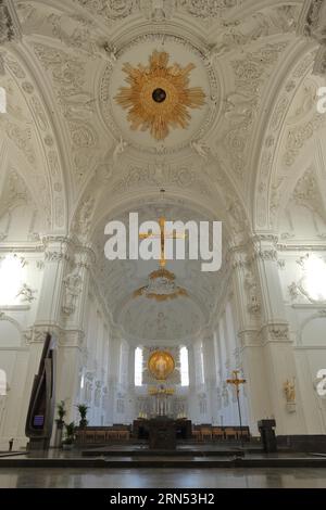 Innenansicht mit Deckenfresko und Kruzifix aus dem romanischen UNESCO-Kiliansdom, St. Kilian, Dom, Chor, Würzburg, Unterfranken Stockfoto
