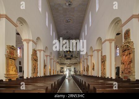 Innenansicht mit Figuren aus dem romanischen UNESCO-Kiliansdom, St. Kilian, Dom, Würzburg, Unterfranken, Franken, Bayern, Deutschland Stockfoto
