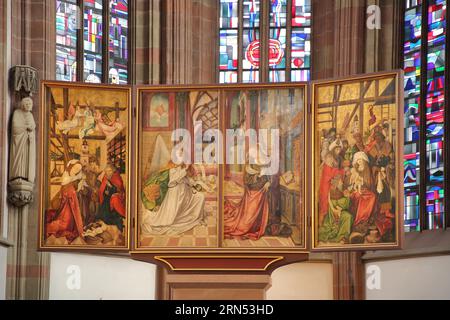 Historischer Klappaltar mit Bild der Madonnenfigur, Engel und Geburt Jesu in der gotischen Marienkapelle, Hochaltar, Flügelaltar, Kunst und Stockfoto