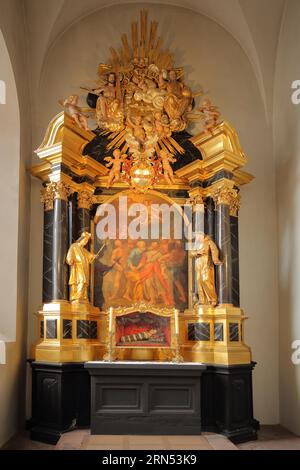 Altar mit Gemälde Abschied von den Aposteln Peter und Paulus aus dem Martyrium von Peter Rueggenberg 1722, Seitenkapelle, Neumünsterkirche, Neumünster Stockfoto