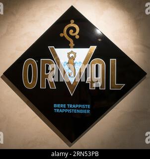Logo des Orval Trappistenbiers auf diamantförmiger emaillierter Platte im Orval Abbey / Abbaye Notre-Dame d'Orval, Villers-devant-Orval, Belgien Stockfoto