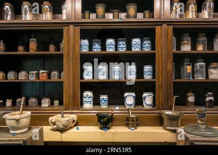 Antiker Apothekenschrank mit Vintage-Gläsern im Orval Abbey / Abbaye Notre-Dame d'Orval, Villers-devant-Orval, Florenville, Wallonien, Belgien Stockfoto