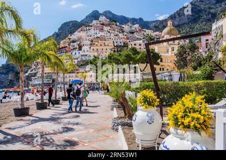 Strandpromenade mit Stadtblick, Positano, Amalfiküste, Halbinsel Sorrento, Provinz Salerno, Campania, Süditalien, Italien Stockfoto