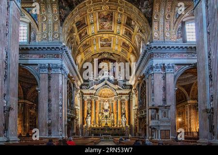 Innenraum mit Altar der Gesu Nuovo Kirche in der Altstadt, Neapel, Kampanien, Süditalien, Italien Stockfoto