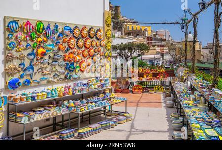 Typisches Keramikgeschäft im Zentrum, Positano, Amalfiküste, Halbinsel Sorrento, Provinz Salerno, Campania, Süditalien, Italien Stockfoto