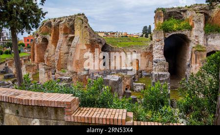 Ruinen des Flavischen Amphitheaters, Pozzuoli, Golf von Neapel, Kampanien, Süditalien, Italien Stockfoto