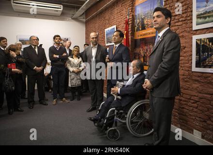 Yang Wanming, chinesischer Botschafter in Argentinien (3., R) hält eine Rede zusammen mit dem Rektor der Congress University Francisco Pinon (2., R) und dem Leiter des chinesischen Kulturhauses Alejandro Razzotti (1., R) während der Einweihung des ersten chinesischen Kulturhauses in Buenos Aires, Argentinien, am 11. Juni 2015. Das von der Congress University gegründete Chinesische Kulturhaus wurde am Donnerstag mit der Fotoausstellung The Charm of Beijing eingeweiht. Martin Zabala)(zhf) ARGENTINA-BUENOS AIRES-CHINA-CULTURE-EXHIBITION e MARTINxZABALA PUBLICATIONxNOTxINxCHN China S Botschafter in Argentinien Stockfoto