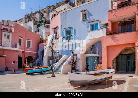Küste mit Fischerbooten am Ufer des Fischerdorfes Corricella, Procida, Phlegräische Inseln, Golf von Neapel, Kampanien, Süden Stockfoto