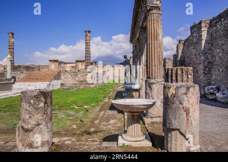 Apollo-Heiligtum mit Apollo-Statue und Vesuv in Wolken, Pompeji, Golf von Neapel, Kampanien, Süditalien, Italien Stockfoto
